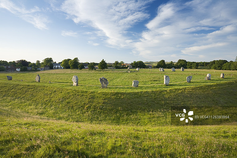 英国威尔特郡埃夫伯里新石器时代巨石阵图片素材