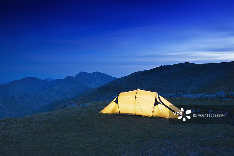 在格莱德劳山上野营，可欣赏斯诺登山的景色。斯诺多尼亚国家公园，康威，威尔士，英国图片素材
