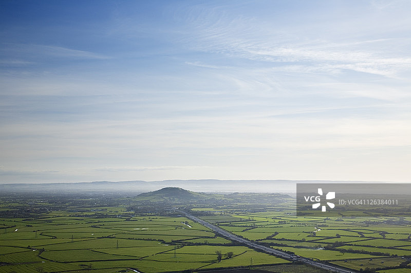 英国萨默塞特郡M5高速公路和萨默塞特洼地图片素材