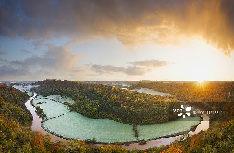 怀伊河畔辛德斯亚特的日出，迪恩森林，赫里福德郡，英格兰，英国图片素材