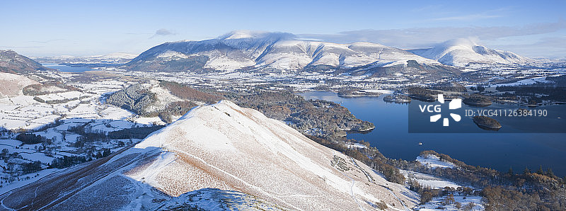 从Cat Bells眺望德温特湖和Skiddaw，英国坎布里亚郡湖区国家公园图片素材