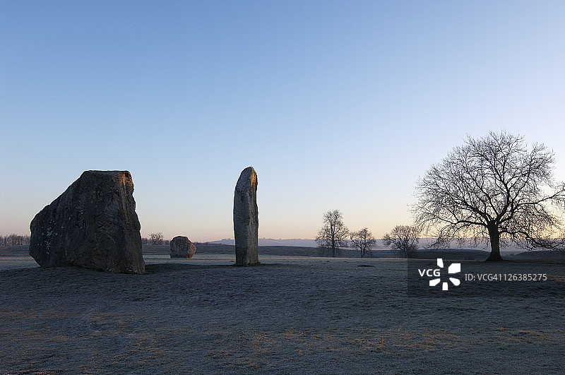 冬日拂晓下的埃夫伯里巨石阵图片素材