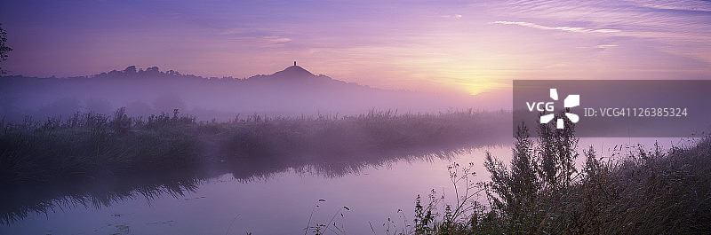 在黎明时分，格拉斯顿伯里托尔和萨默塞特郡平原的宁静景色图片素材
