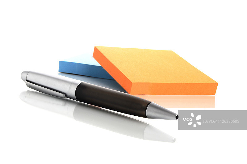 白色背景下的钢笔和书籍的高角度视图图片素材