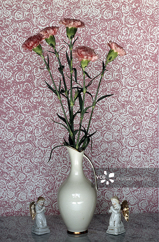 桌上花瓶里的花朵特写镜头图片素材