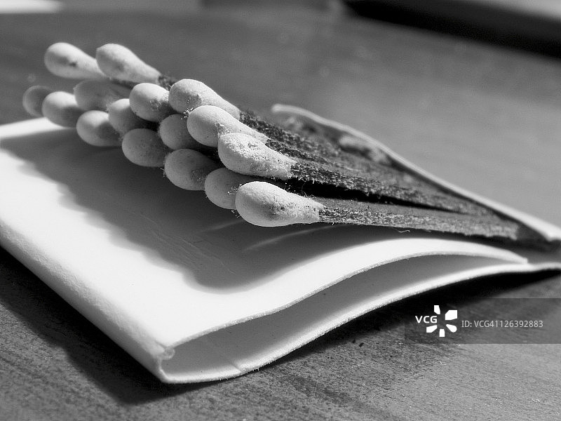 桌上盘子里的寿司特写镜头图片素材