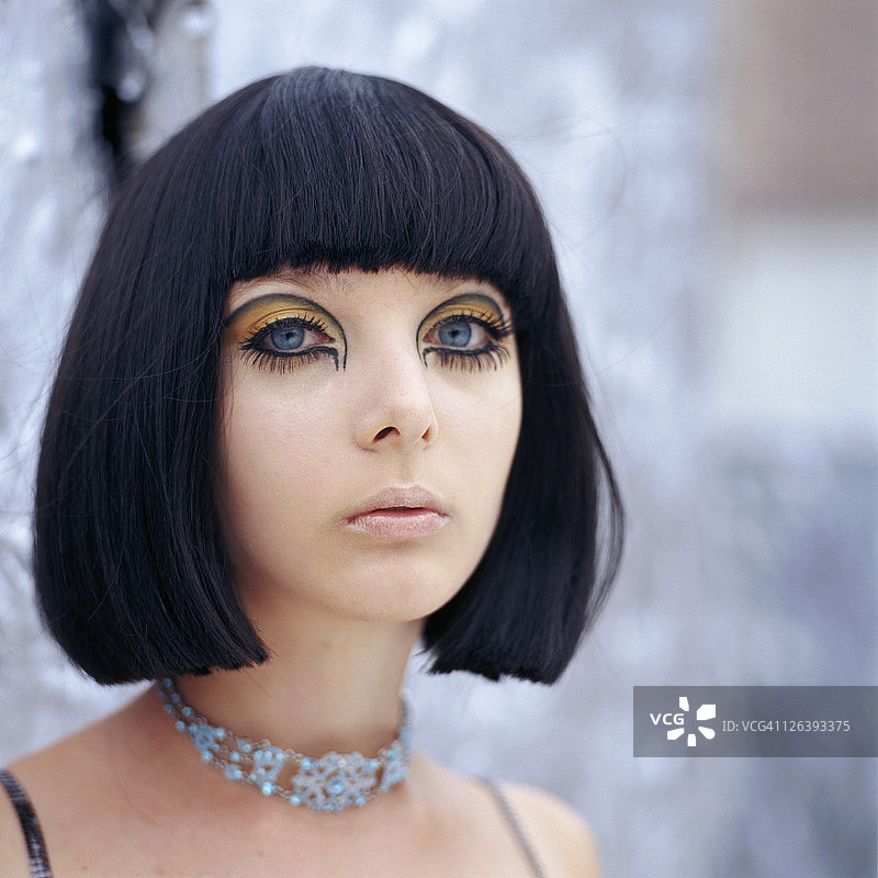 戴耳环的年轻女子图片素材