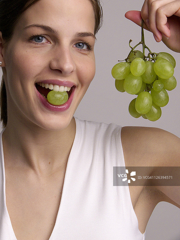 吃葡萄的女人图片素材