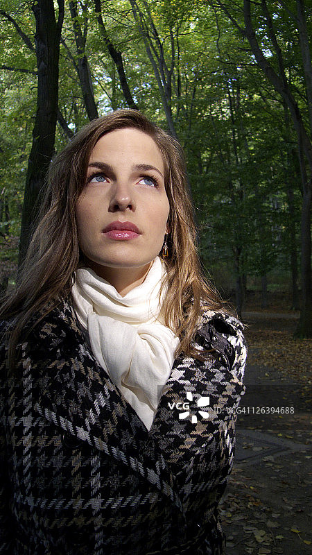 站在森林里的女人肖像图片素材