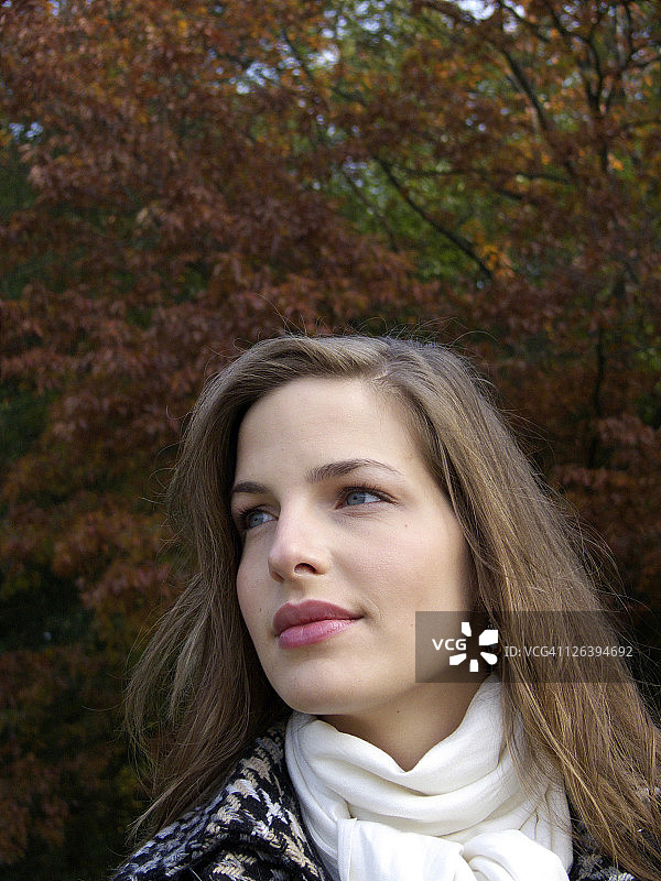 秋天公园里的年轻女子图片素材