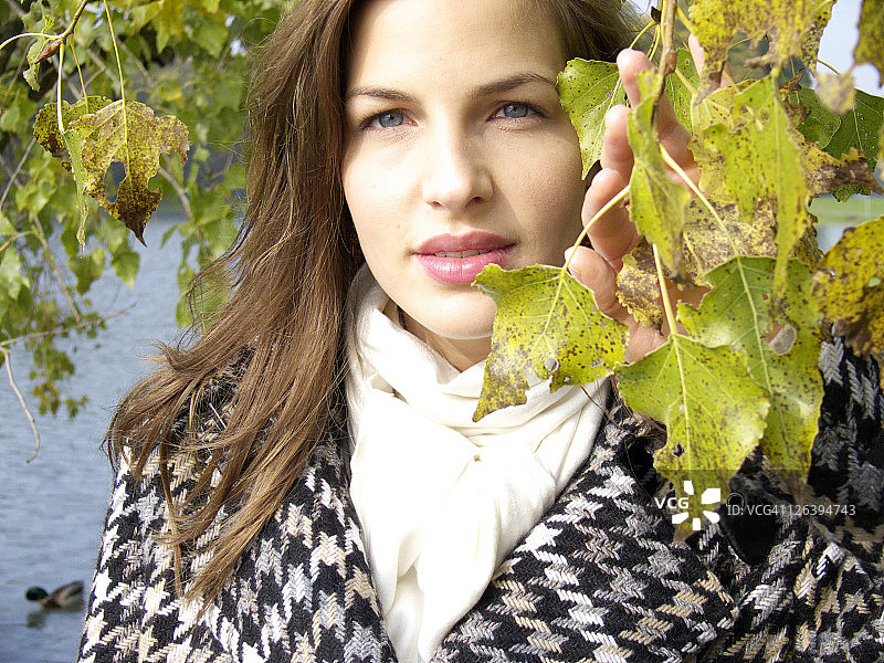 一位年轻女子的画像图片素材