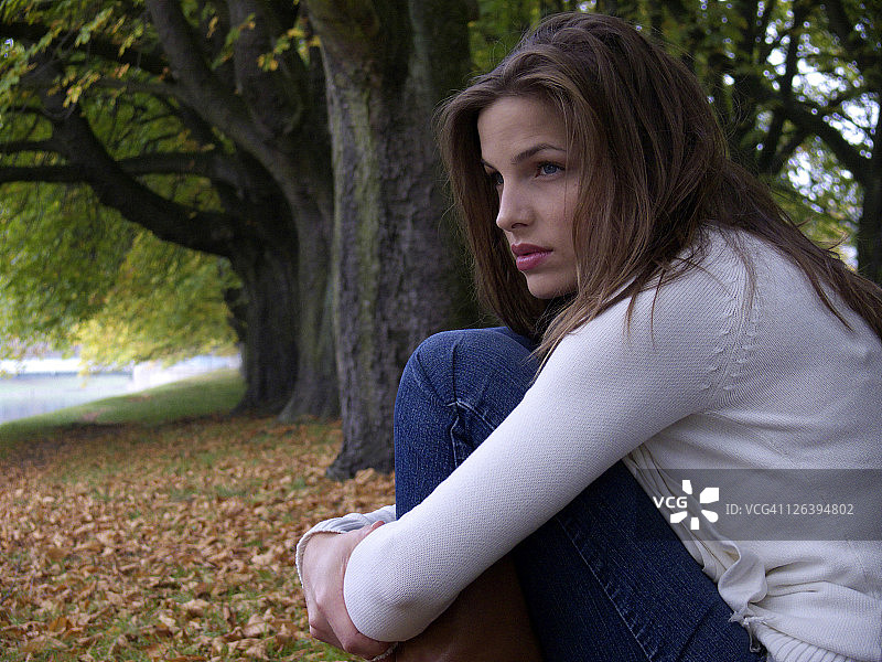 坐在公园里的年轻女子图片素材