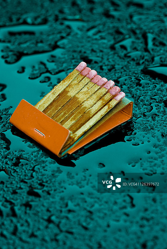 桌子上的衣夹特写镜头图片素材