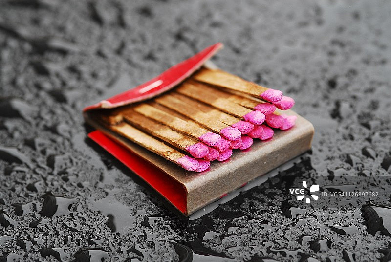 桌子上的彩色铅笔特写镜头图片素材