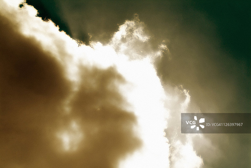 天空中云的低角度视图图片素材