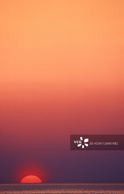 橘色天空下的海景图片素材