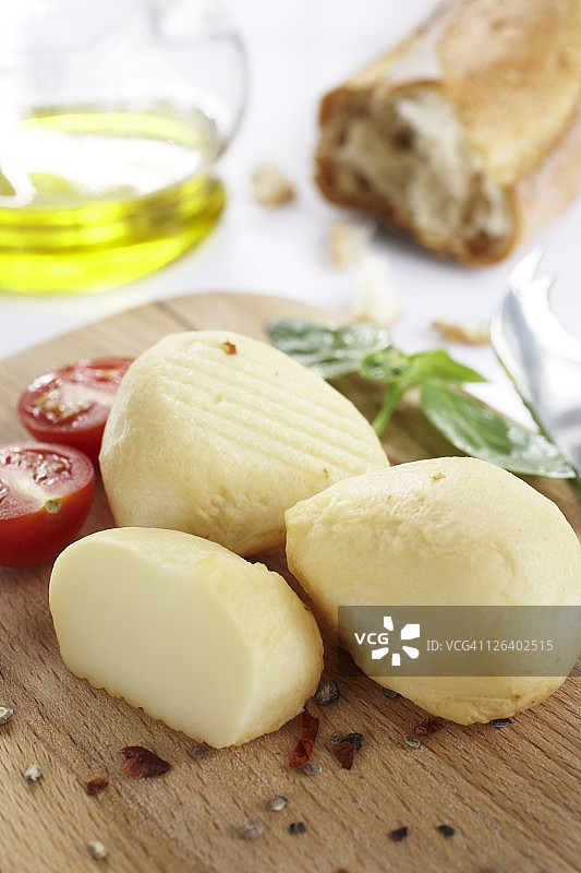 砧板上的土豆和番茄特写图片素材