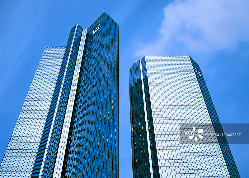 德国慕尼黑德意志银行的摩天大楼仰视图片素材