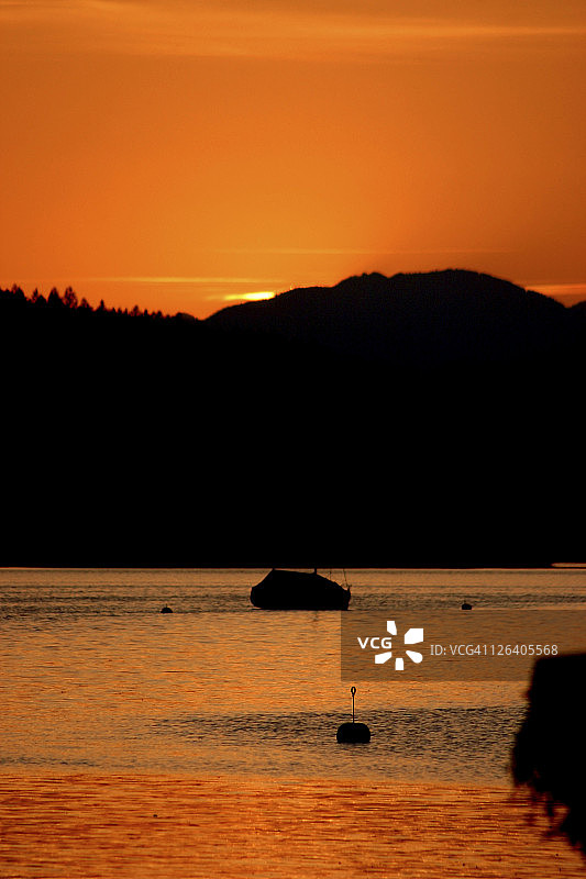 橘色天空下的海景图片素材