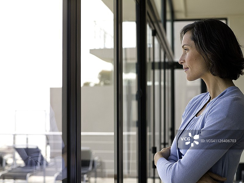 女子望向窗外侧面轮廓图片素材