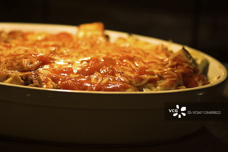 桌上盘子里食物的特写镜头图片素材