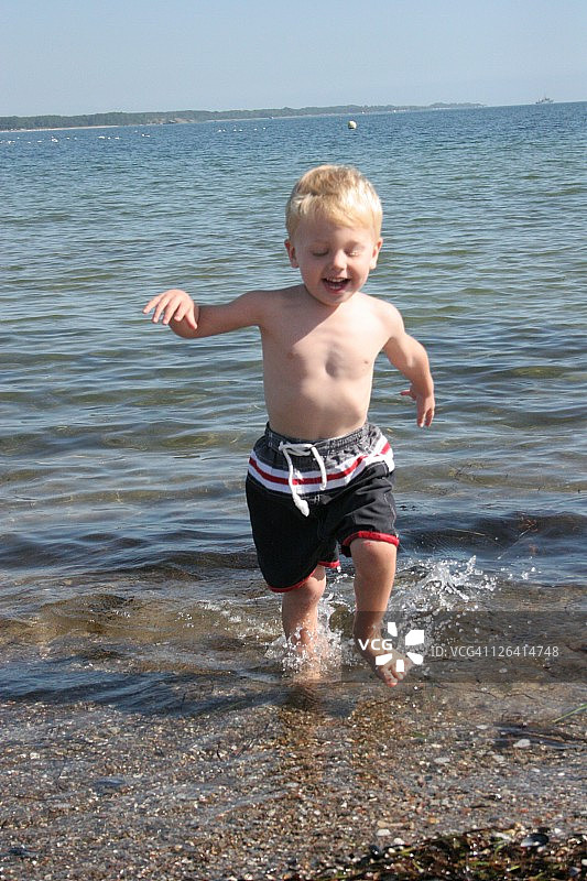 在海滩上玩耍的男孩图片素材