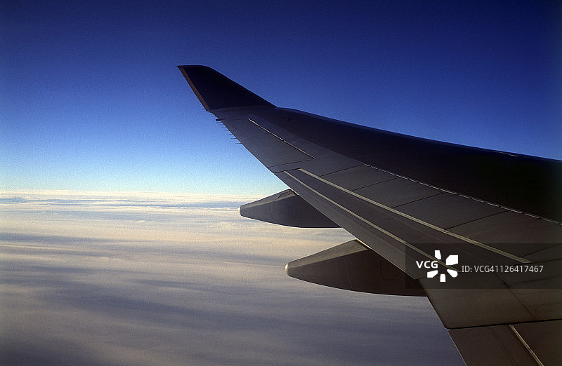 飞机机翼对着天空的裁剪图像图片素材