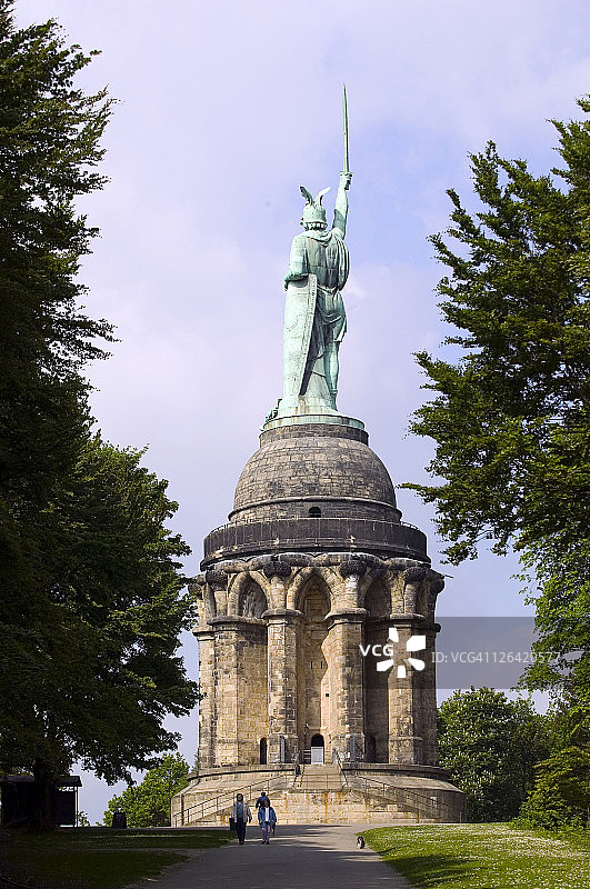 在多云的天空下俯瞰雕像图片素材