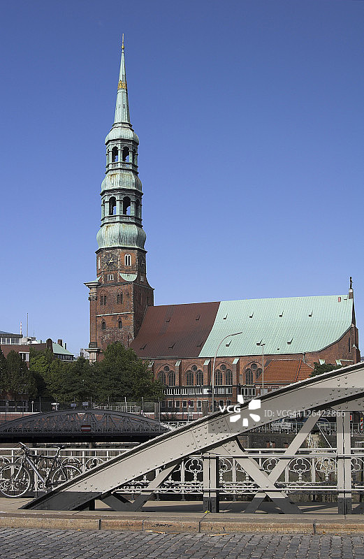 蓝天下的小桥俯视图图片素材