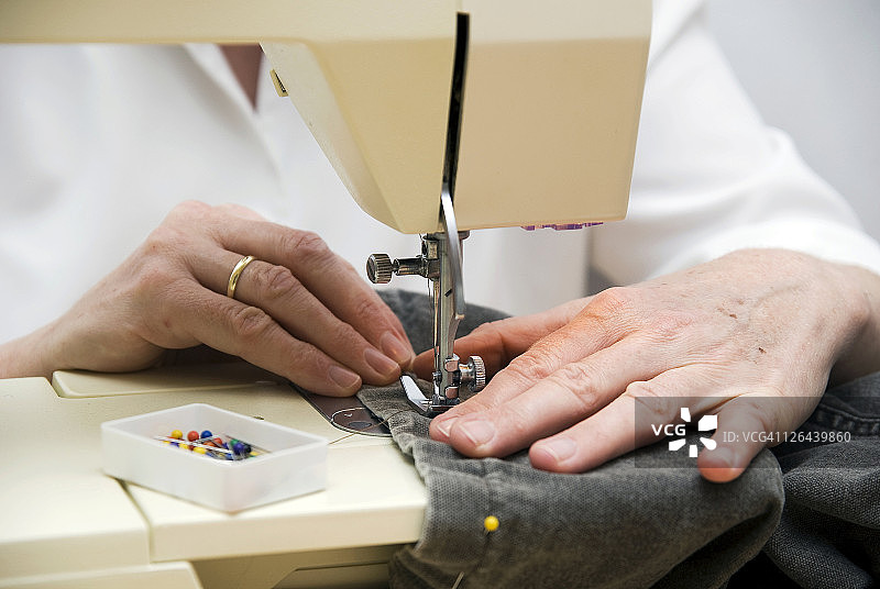 在车间工作的女鞋匠图片素材