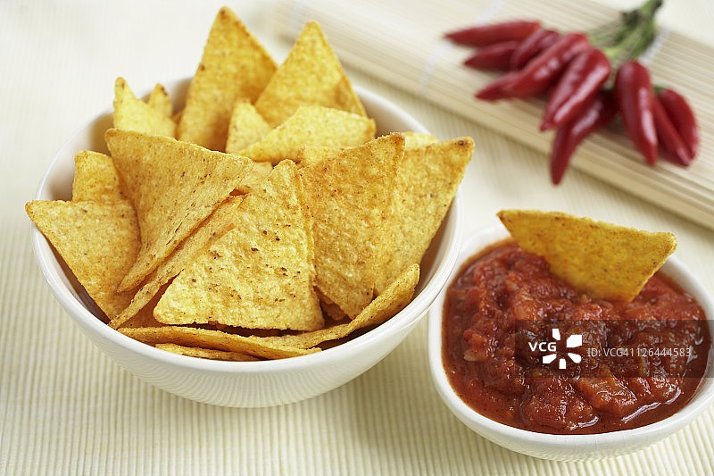 美味玉米片和酱汁特写图片素材