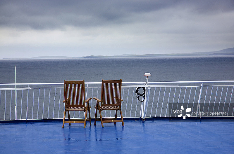 靠海栏杆的空长凳图片素材