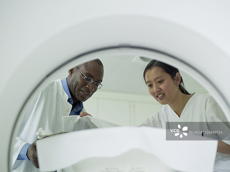 医生在MRI扫描前检查病人图片素材