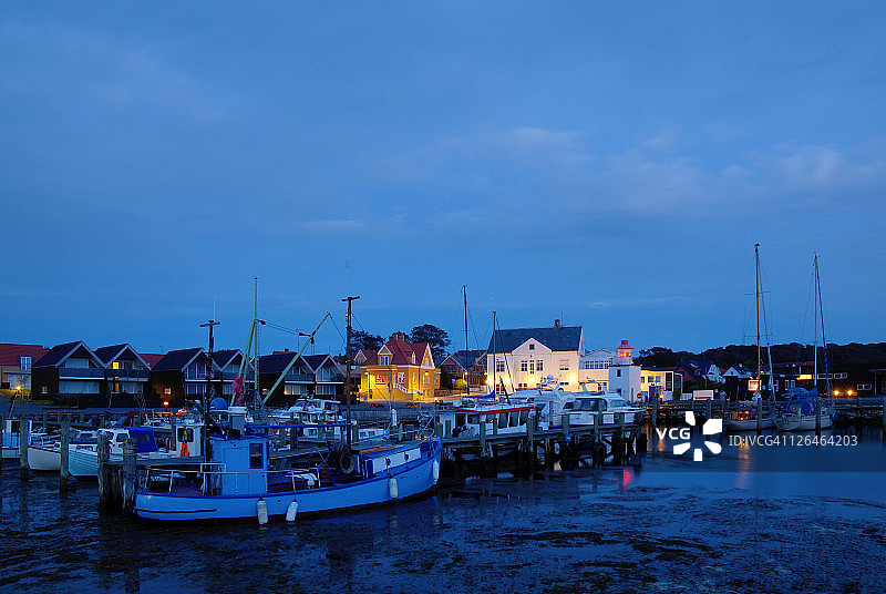 丹麦洛哈尔斯夜间渔港图片素材