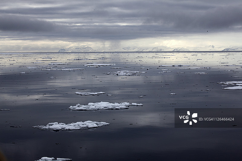 斯匹次卑尔根群岛附近的浮冰区图片素材