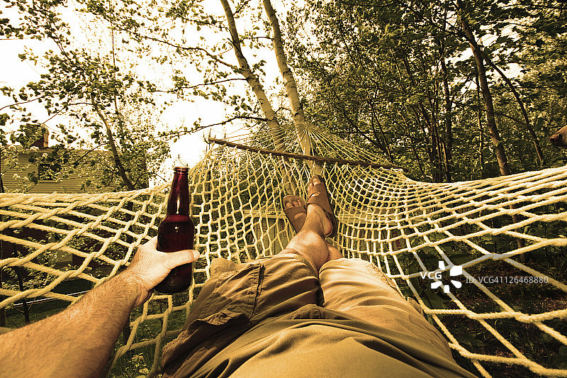 低处的男人在吊床上休息图片素材