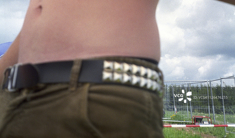 站在海滩上的男人的中间部分图片素材