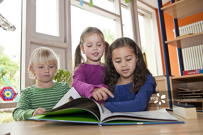 孩子们在看图画书，低角度视角图片素材