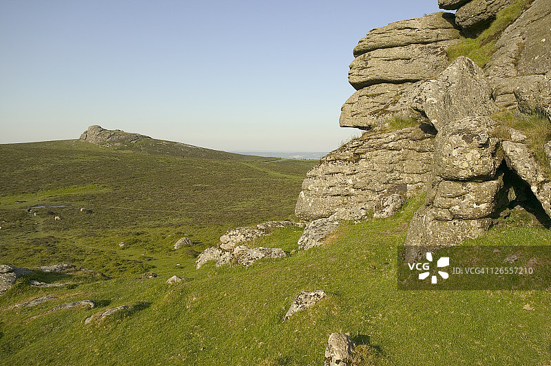 达特穆尔国家公园，从鞍托巨型花岗岩旁眺望荒原和海托图片素材