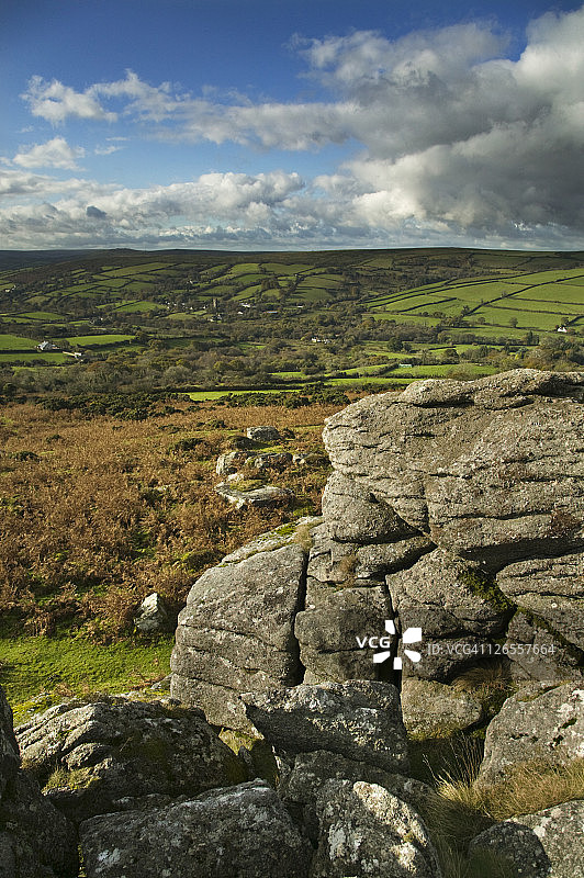 博恩希尔岩石景色，远眺英国德文郡达特穆尔国家公园图片素材
