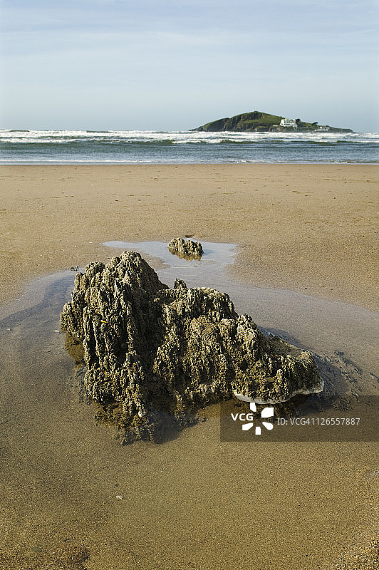 英国德文郡班瑟姆海滩岩石与伯格岛远景图片素材