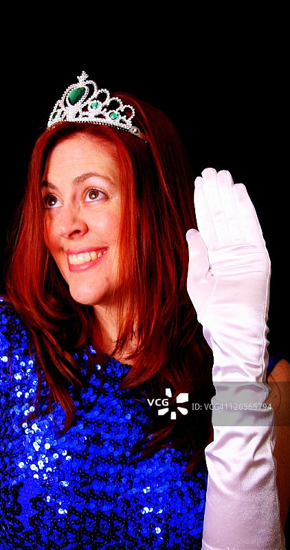 戴着头饰和闪亮上衣的女人图片素材