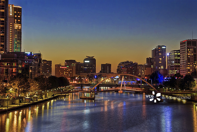 城市天际线河流图片素材