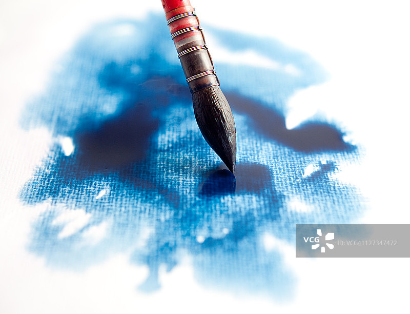 拖把刷和蓝色水彩绘画图片素材