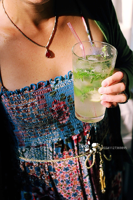 女人拿着莫吉托鸡尾酒图片素材