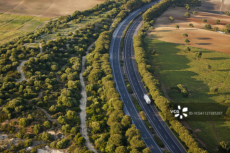 西班牙安达卢西亚双车道上的卡车图片素材