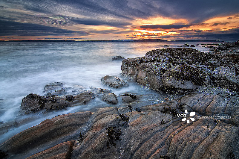 日落时分Alki海滩上的岩石架图片素材