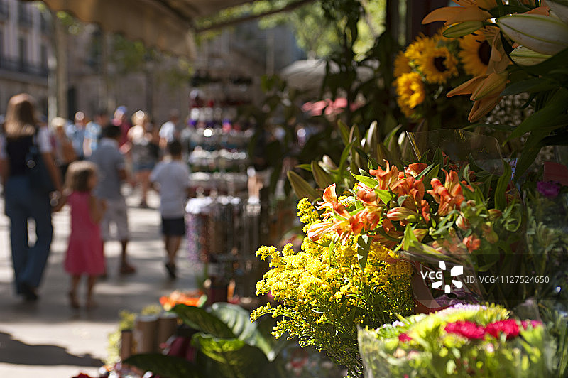巴塞罗那兰布拉大街上的鲜花摊图片素材