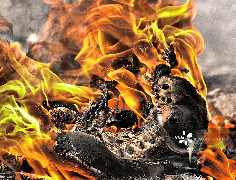 阿富汗地上的靴子图片素材