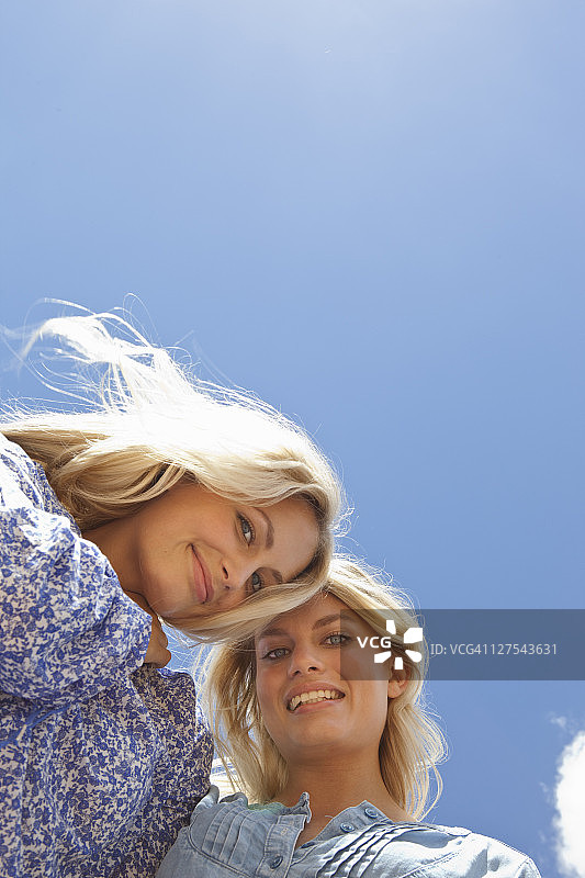 姐妹拥抱的低角度视图图片素材